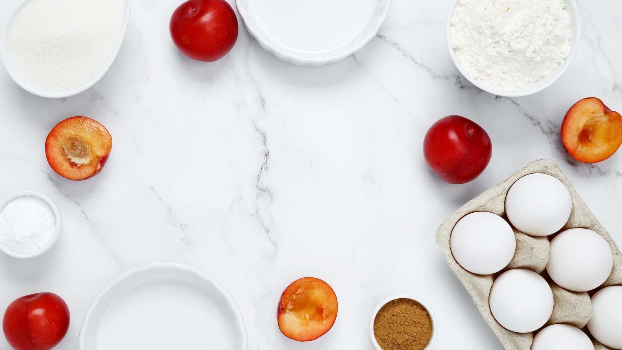 Modernus virtuvės stalas su paruoštais ingredientais